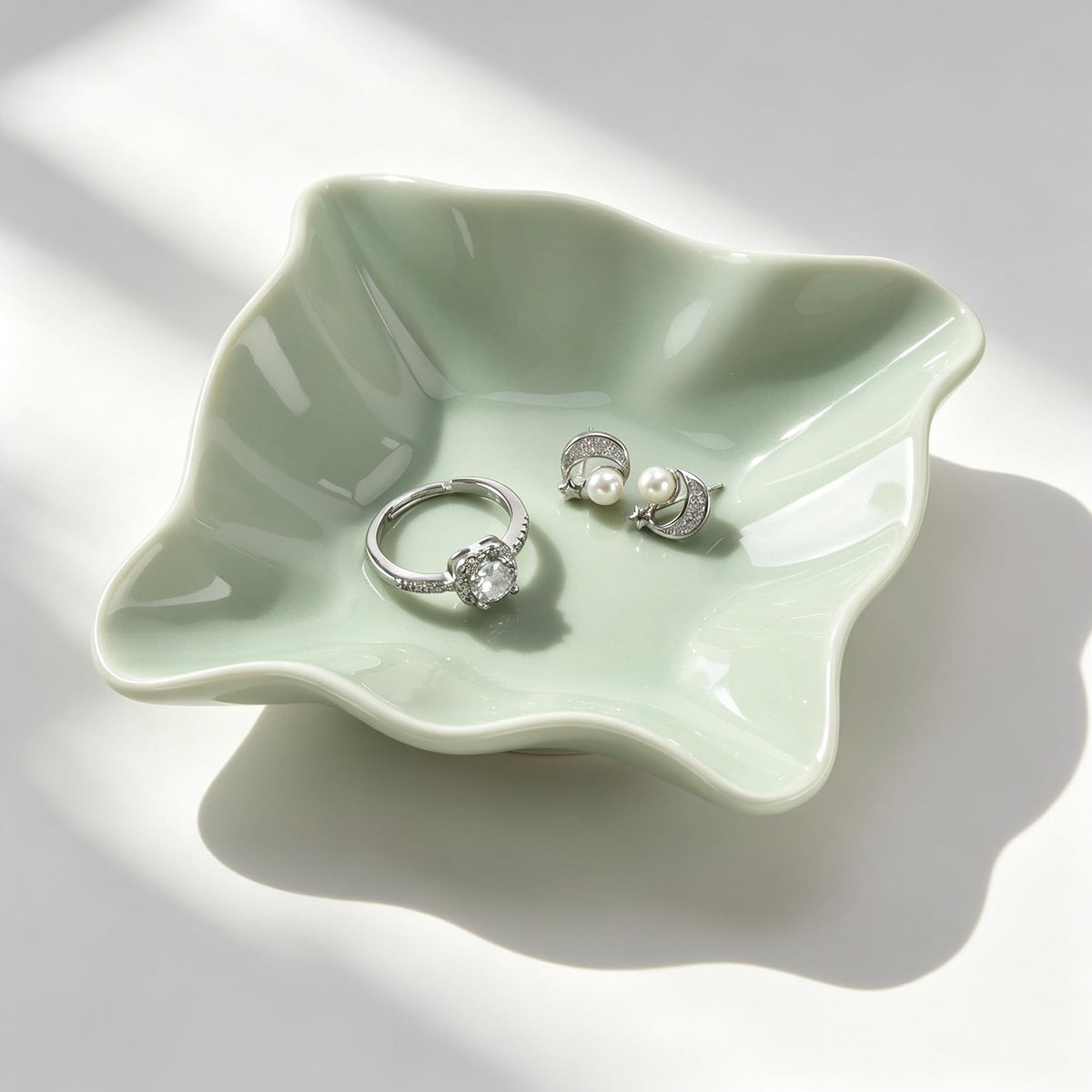 HOME SMILE Pastel White Ruffled Ceramic Jewelry Dish|Trinket Tray for Rings, Earrings, Necklaces|Gifts for Women|Vanity Organizer & Bathroom Decor