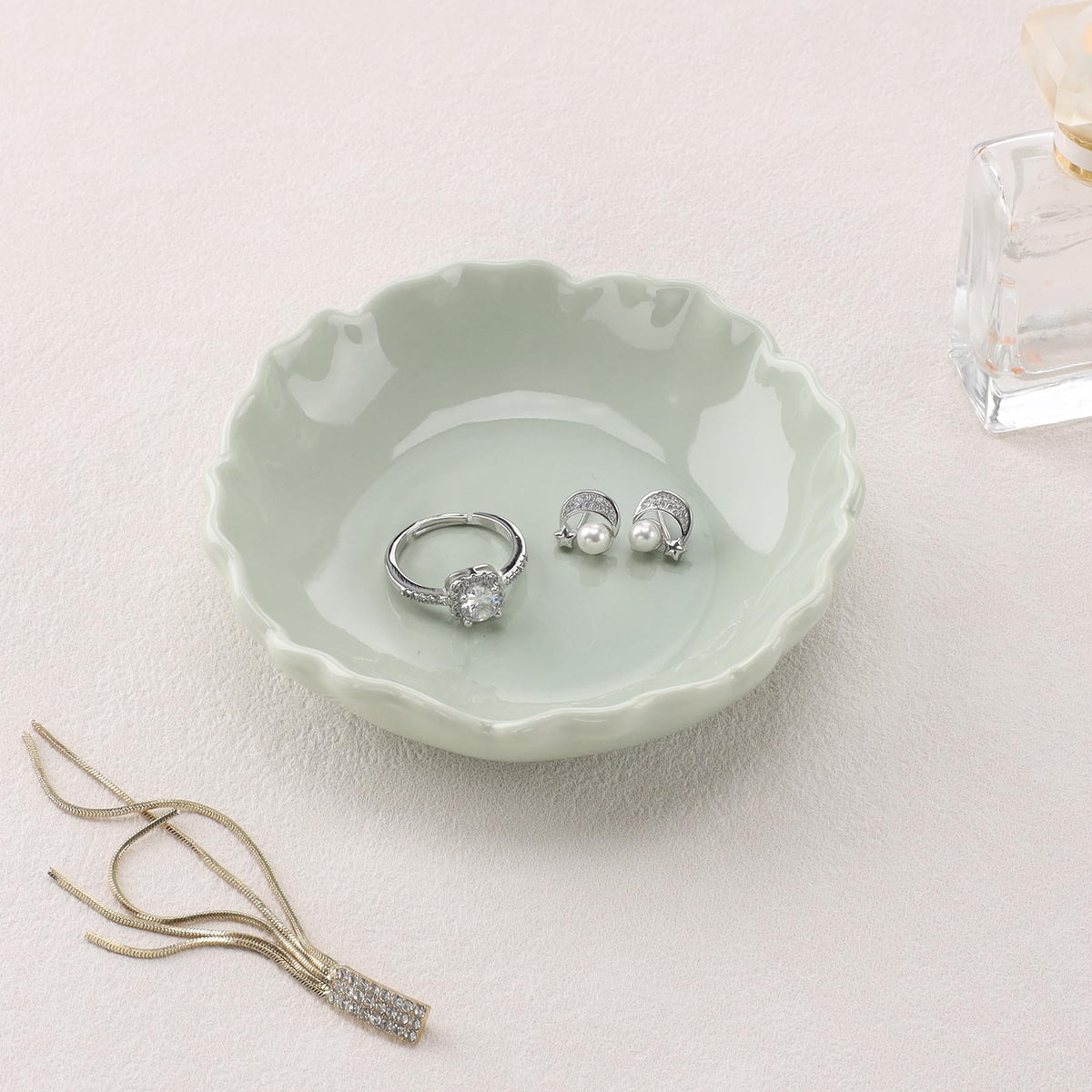 HOME SMILE Pastel White Ruffled Ceramic Jewelry Dish|Trinket Tray for Rings, Earrings, Necklaces|Gifts for Women|Vanity Organizer & Bathroom Decor
